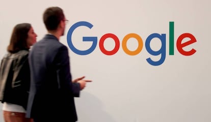 Dos personas caminan ante un logo de Google en París, el pasado mayo.