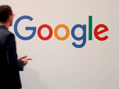Dos personas caminan ante un logo de Google en París, el pasado mayo.