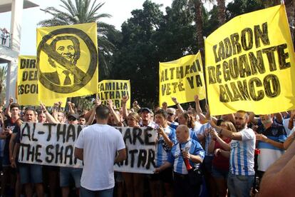 Manifestación de seguidores del Málaga contra la gestión del jeque Al-Thani.