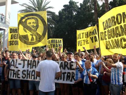 Manifestación de seguidores del Málaga contra la gestión del jeque Al-Thani.