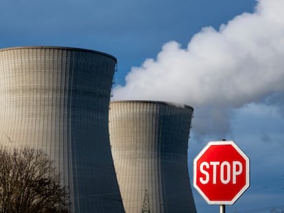 Vapor de agua saliendo de una de las torres de la central nuclear de Gundremmingen (Baviera, Alemania), una de las plantas cerradas este 31 de diciembre de 2021.