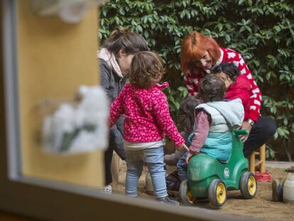 Niños jugando en una guardería de Barcelona, en una imagen de archivo.