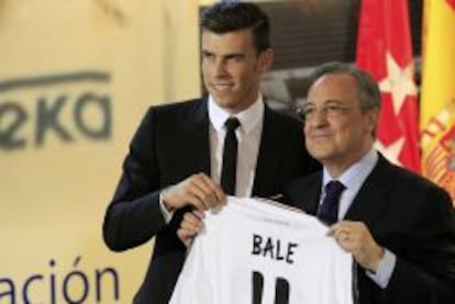 El presidente del Real Madrid, Florentino P&eacute;rez, y Gareth Bale, durante la presentaci&oacute;n del gal&eacute; como nuevo jugador del Real Madrid. 