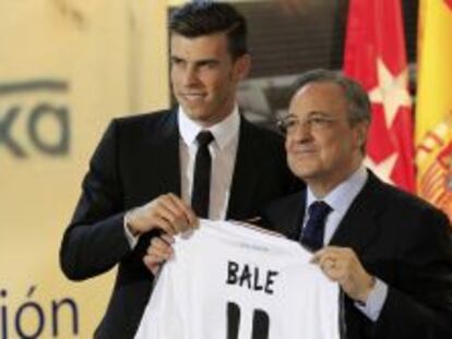 El presidente del Real Madrid, Florentino P&eacute;rez, y Gareth Bale, durante la presentaci&oacute;n del gal&eacute; como nuevo jugador del Real Madrid. 