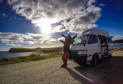 Manel y Maeva, junto a su furgoneta de alquiler, en The Catlins, una zona poco poblada al sureste de la Isla Sur de Nueva Zelanda.