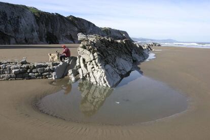 Una vista del 'flysch' en la playa Itzurun de Zumaia (Gipuzkoa).