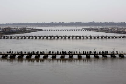 Cientos de miles de devotos hindúes se bañan en la confluencia de los ríos sagrados Ganges, Yamuna y Saraswati en la tradicional feria anual de Magh Mela, el quinto día de la primavera, para adorar a Saraswati, la diosa hindú de la sabiduría. En la imagen los devotos cruzan los puentes después del baño en Sangam, India.