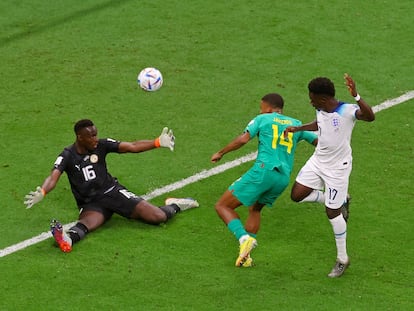 Bukayo Saka marca el tercer gol a la selección de Senegal en el Mundial de Qatar 2022.