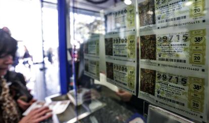 Décimos para el sorteo del Niño en una administración de lotería en Valencia.