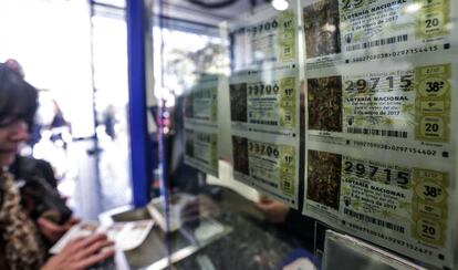 D&eacute;cimos para el sorteo del Ni&ntilde;o en una administraci&oacute;n de loter&iacute;a en Valencia.