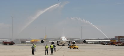 El avión que traslada a la selección es recibido por un arco realizado con los chorros de camiones de bomberos de Barajas.