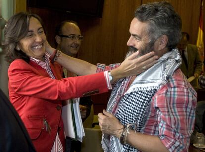 La consejera de Obras Publicas y Vivienda, Rosa Aguilar, se despide del parlamentario de IU, Sanchez Gordillo,momentos antes de la ultima rueda de prensa en el Parlamento de Andalucía, tras ser nombrada ministra de Medio Ambiente.