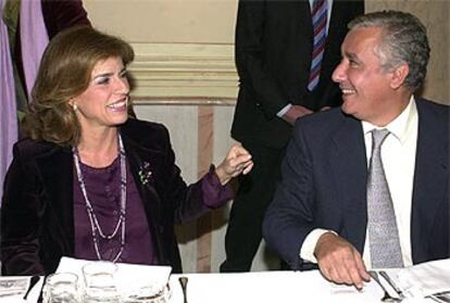 Ana Botella conversa con Javier Arenas, ministro de Administraciones Públicas y secretario general del PP, durante la cena.