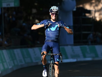 Enric Mas celebra su triunfo en el Giro de Emilia este sábado.