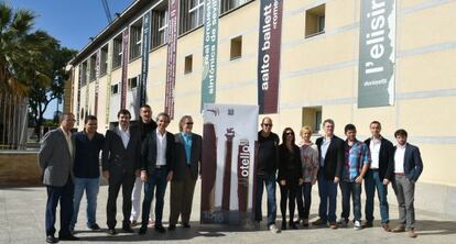 El elenco de 'Otello' frente al Teatro de la Maestranza de Sevilla.