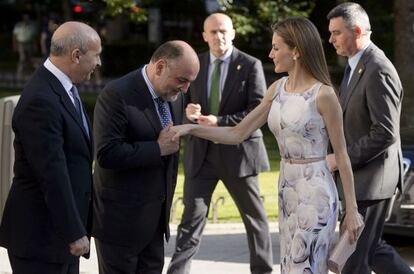 El presidente del Constitucional, Francisco Pérez de los Cobos, saluda a la reina Letizia ante la mirada del ministro de Educación, Cultura y Deporte, José Ignacio Wert.