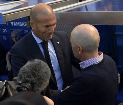 Los entrenadores del Real Madrid y el Alavés, el francés Zinedine Zidane (i) y Javier Cabello, se saludan antes del inicio del partido.
