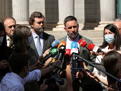 El presidente de Vox, Santiago Abascal, con los responsables de su grupo parlamentario, frente a la entrada del Congreso.