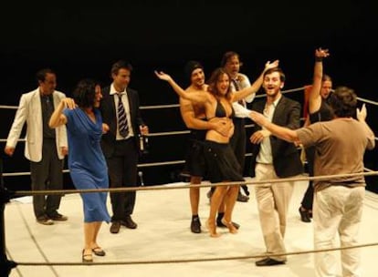 Andrés Lima, de espaldas, dirige un ensayo con los actores que interpretan  la obra de teatro de Juan Cavestany <i>Urtain.</i>