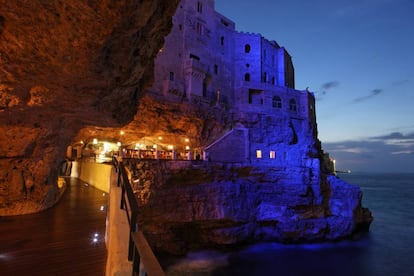 El Grotta Palazzese, en Polignano a Mare, en Puglia.