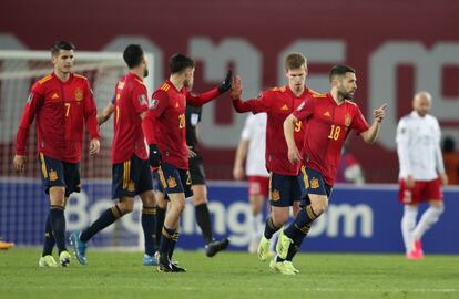 Los jugadores de la selección española celebran el gol de Ferran Torres. 