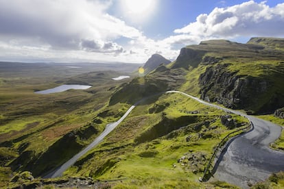 North Coast 500

La isla de Skye es una de las paradas imprescindibles de la ruta de la North Coast. Quienes la han visitado aseguran que se deben dedicar al menos dos jornadas completas a su visita.