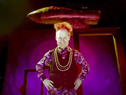 El director de escena estadounidense Peter Sellars, ante el decorado de <i>Iolanta / Perséphone</i> en el Teatro Real.