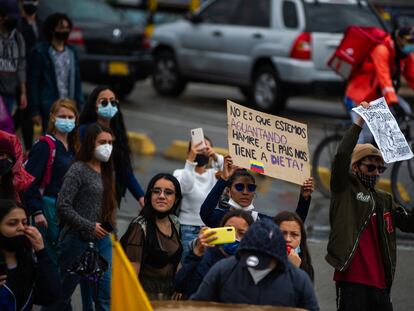 Jóvenes durante las protestas desencadenadas por el proyecto de reforma tributaria propuesta por Iván Duque, en mayo de 2021.