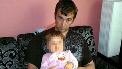 David Haines con su hija en una imagen de Facebook.