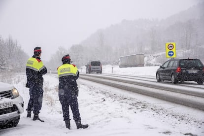 Efectius dels Mossos d'Esquadra controlen el trànsit de la carretera que uneix Vilaller i Viella, en la qual està prohibit el pas de camions a causa del temporal de neu.