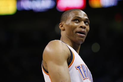 Russell Westbrook observa el marcador en un instante del partido ante los Lakers.