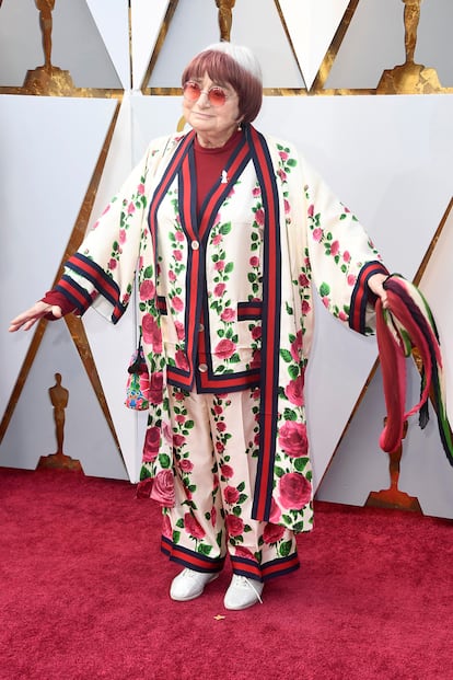 Ninguna actriz desató tal devoción por su look en las redes sociales. Fue ver a Agnès Varda vestida con un traje pijamero de Gucci en la alfombra roja de los Oscar e Internet enloqueció. No es para menos, apodada como la 'abuela de la nueva ola', el estilo de la directora ha aportado un toque originalidad y frescura a esta temporada de premios, no sólo en los galardones de la Academia.