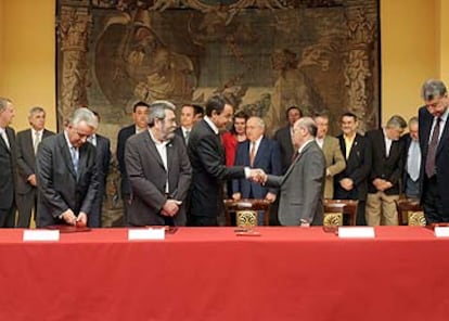 Jesús Bárcenas (Cepyme), Cándido Méndez (UGT), José Luis Rodríguez Zapatero, José María Cuevas (CEOE) y José María Fidalgo (CC OO), tras firmar el documento sobre el diálogo social.