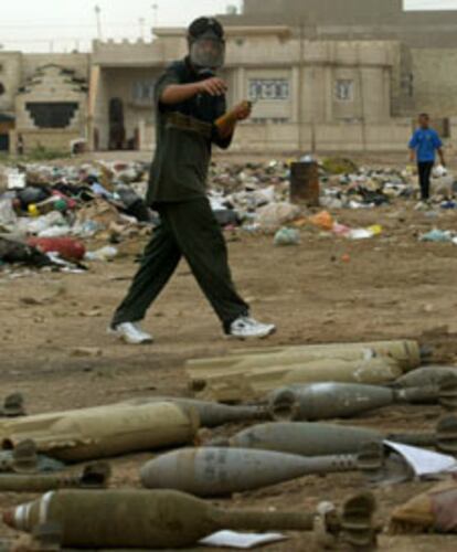Un joven camina por un solar lleno de explosivos ayer en Bagdad.