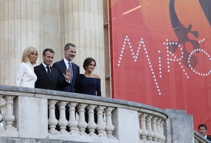 Los Reyes y el político francés y su esposa saludan desde un balcón del Grand Palais de París que reúne una retrospectiva de Joan Miró, con unas 250 obras del artista barcelonés procedentes de diversas colecciones.