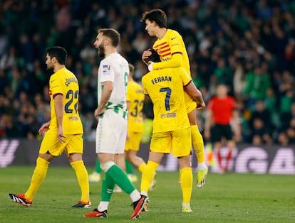 Ferran Torres y Joao Félix celebran el tanto del portugués frente al Betis.