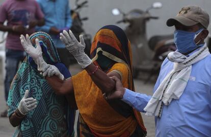 La familia de un paciente que murió de la covid-19 llora frente a un hospital gubernamental de COVID-19, en Ahmedabad, India.
