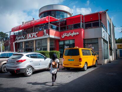 Restaurante de KFC en la ciudad palestina de Ramala.