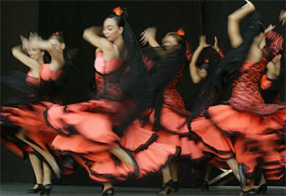 El Ballet Flamenco de Madrid, durante un ensayo de la <b><i>Carmen</b></i> que representa en el centro Conde Duque.