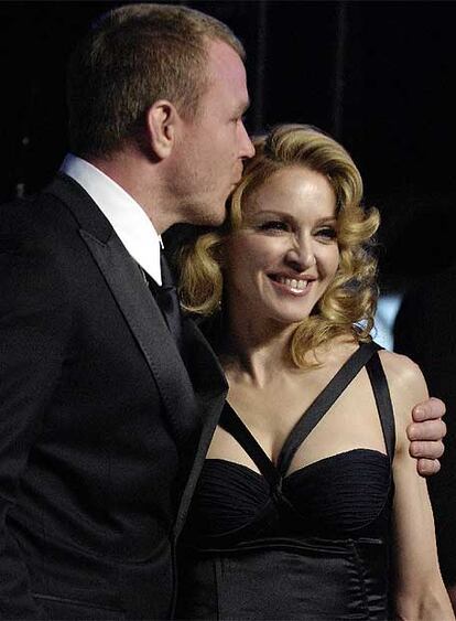 Juntos y felices a pesar de los insistentes rumores de separación. El director de cine británico Guy Ritchie no dejó de besar a su esposa, Madonna, mientras posaban para los fotógrafos a su llegada a la fiesta de <i>Vanity Fair</i>. La cantante, con unas divinas sandalias de brillantes, iba de negro con un diseño con corpiño que recordaba a los de su gira de <i>Like a Virgin</i>.