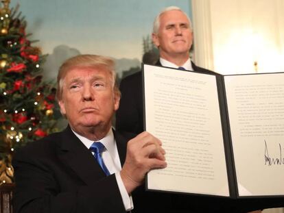 Donald Trump firma su proclamaci&oacute;n con la que su pa&iacute;s reconocer&aacute; a partir de ahora a Jerusal&eacute;n como capital de Israel.