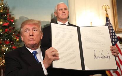 Donald Trump firma su proclamaci&oacute;n con la que su pa&iacute;s reconocer&aacute; a partir de ahora a Jerusal&eacute;n como capital de Israel.