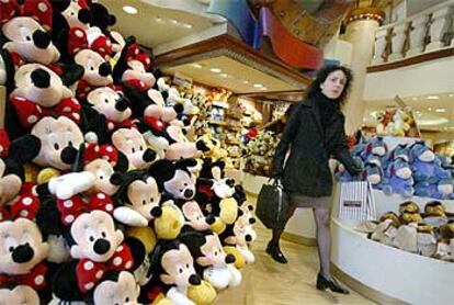 Un cliente pasa ante un expositor de una tienda de Disney en la Quinta Avenida de Nueva York.