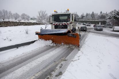 En estos momentos están trabajando en las carreteras de la Región 22 máquinas quitanieves pertenecientes al dispositivo desplegado por el Plan de Vialidad Invernal que han esparcido 17,50 toneladas de sal. En la imagen, un camión quitanieve en la carretera M-607.