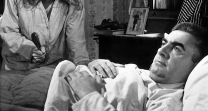 Milo O’Shea, tumbado en la cama, en una escena del filme The adding machine (1969).