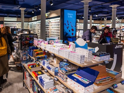 Clientes y empleados en la tienda Hartem.