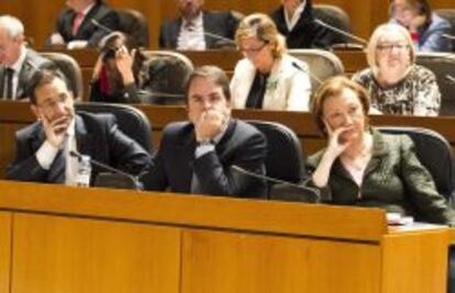 La presidenta de la comunidad autónoma, Luisa Fernanda Rudi, el consejero de Presidencia, Roberto Bermúdez de Castro (c) y el consejero de Hacienda, Jose Luis Saz, atienden a la intervención de un miembro de la oposición.
