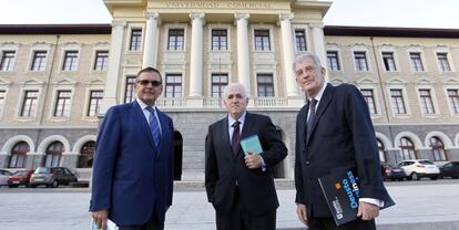 José María Guibert (centro) junto al Presidente de Agustín Garmendia, Deusto Business Alumni, y Javier López Ariztegui, Presidente del Consejo de Gobierno de la Universidad