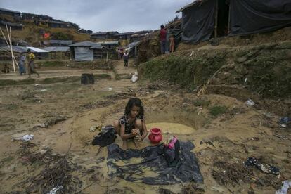 Una niña rohingya lava la ropa en un agujero en el campo de refugiados de Balukhali en Cox's Bazar (Bangladés) este lunes.