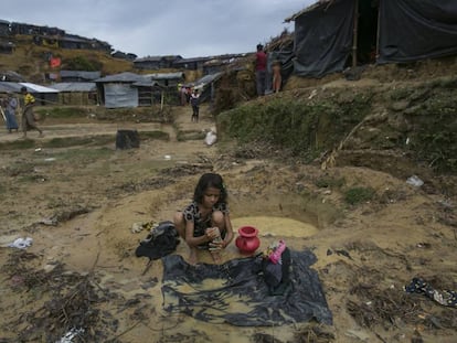 Una niña rohingya lava la ropa en un agujero en el campo de refugiados de Balukhali en Cox's Bazar (Bangladés) este lunes.